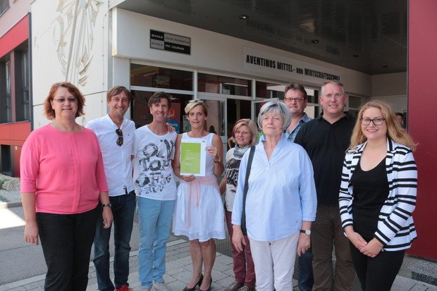 Im Foto v. li.: Angela Dreier vom Amt für Ernährung, Landwirtschaft und Forsten; Robert Faltermeier, Leiter von „Kai“, „Kai“-Schulsozialarbeiter Markus Stiegler, Birgit Gradl in Vertretung der Aventinus Mittelschulleitung, Rosi Ober, ebenfalls von „Kai“, Abensbergs 3. Bürgermeisterin Traudl Schretzlmeier, Robert Jahny, ebenfalls bei „Kai“, Timo Bohnenstengel vom Elternbeirat der Aventinus Mittelschule und Stephanie Weiß von der Aventinus Grundschule Abensberg.